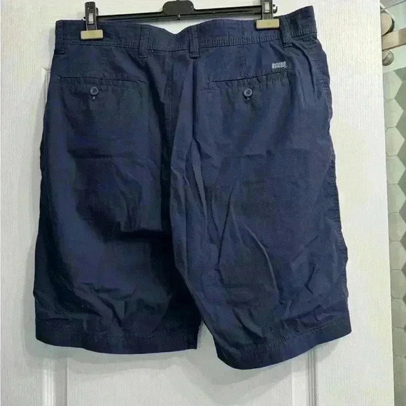 Izod saltwater men’s shorts. Fall season start - Picture 2 of 5